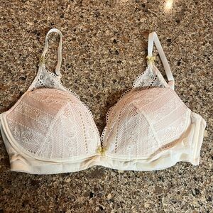 New without tags Adore Me white ivory lace bra size 36DDD no size or brand tag
